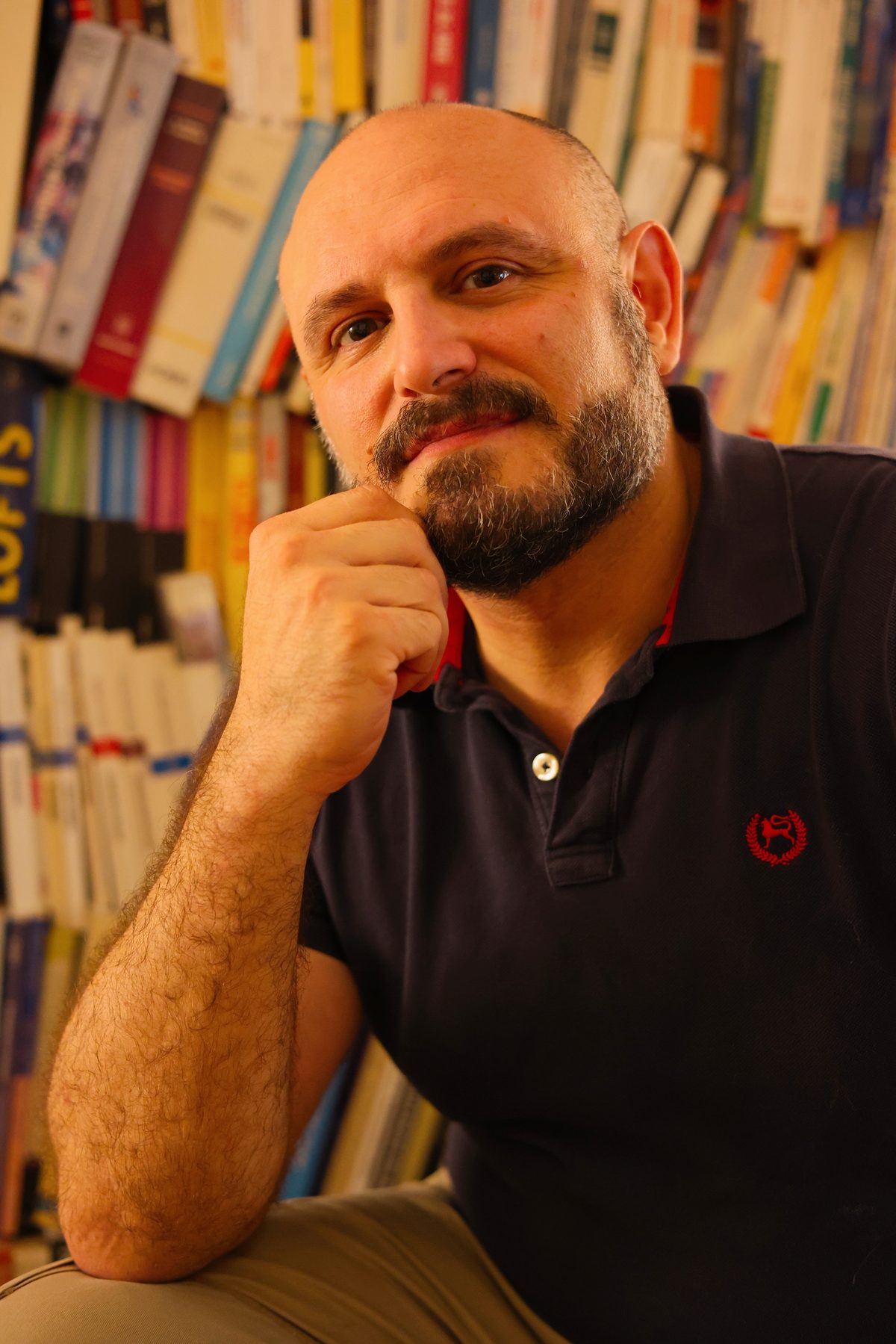 Luca Manfredi nella sua libreria